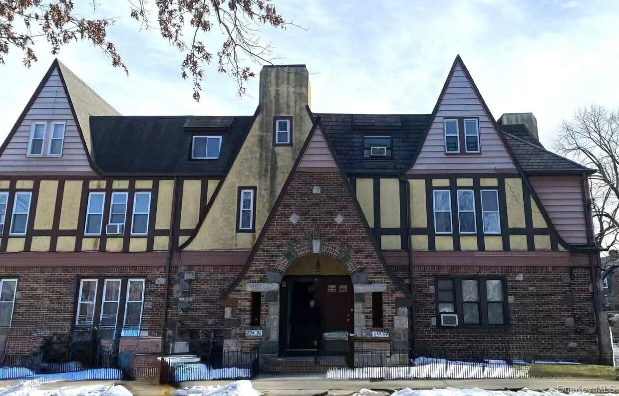 Foto del edificio - 204-06 42nd Ave