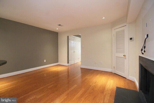 Building Photo - 1809 Riggs Pl NW