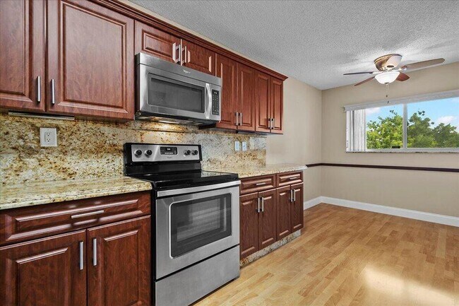 Foto del edificio - 4734 Lucerne Lakes Blvd E