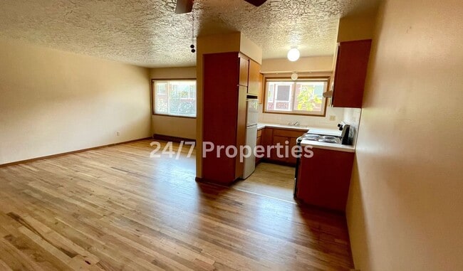 Building Photo - 1BD I 1BA Apartment - Downtown Sellwood