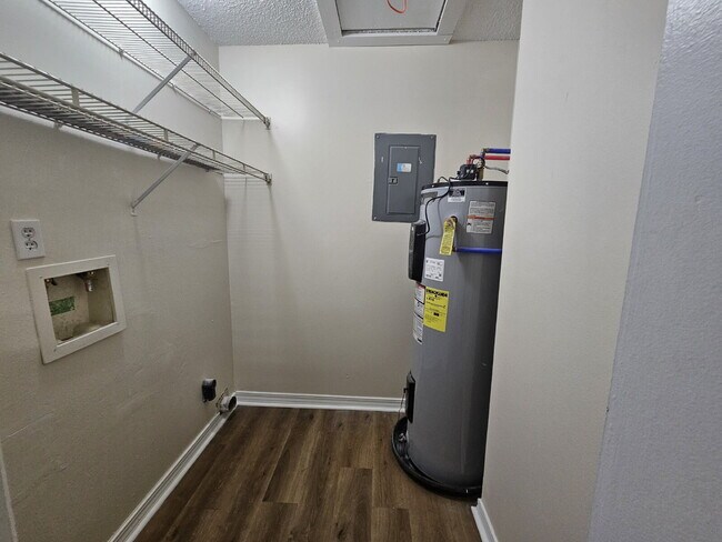 Foto del edificio - "Charming 2-Bed, 2-Bath Condo with Granite Elegance in Cantonment!"