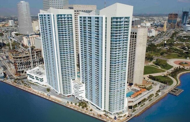 Foto del edificio - 325 S Biscayne Blvd