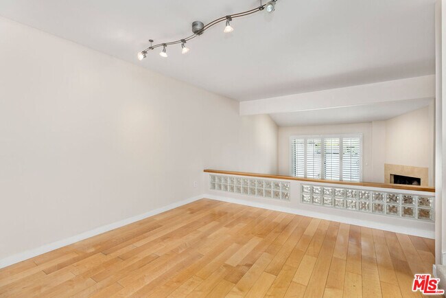 Foto del edificio - 17207 Palisades Cir