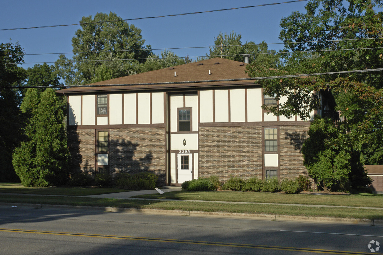 Primary Photo - Oak Leaf Apartments