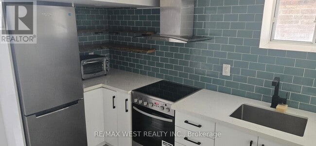 Building Photo - 450 Glenlake Ave