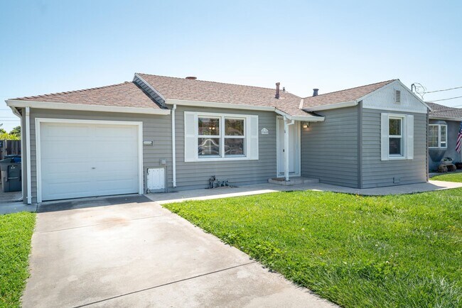 Building Photo - Single story 2 bedroom house with LARGE YA...