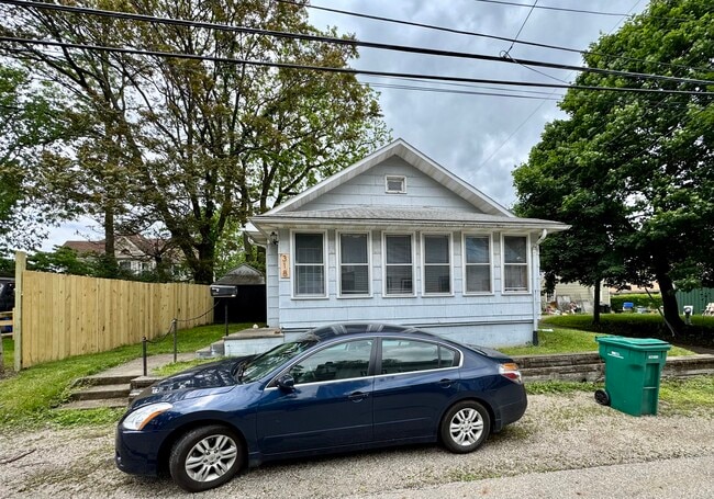 Building Photo - 318 S Locust St