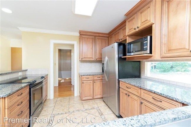 Building Photo - 3 br, 3 bath House - 176 Golfview Drive