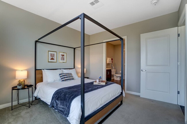 Building Photo - 433 W Rich St