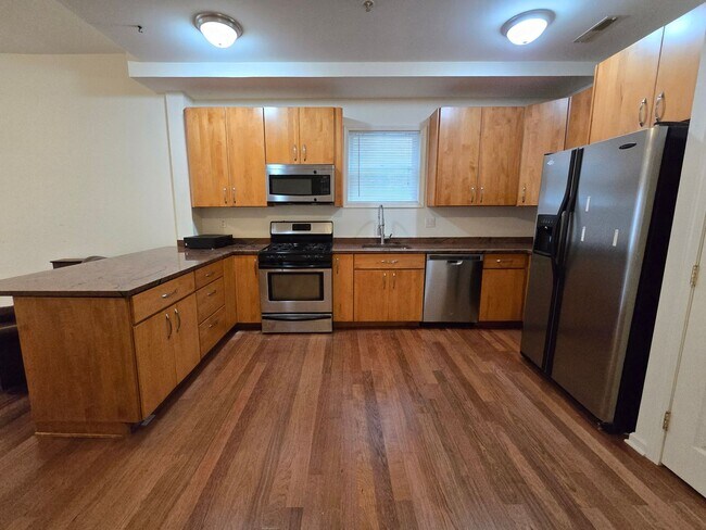Building Photo - Spacious 3BR/2BTH w/ HW Floors, A/C, W/D, ...