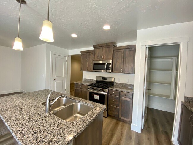 Building Photo - 4 br, 2.5 bath House - 5868 S Charger Loop