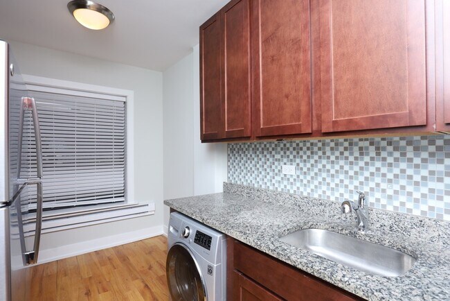 Building Photo - 553 W Arlington Pl