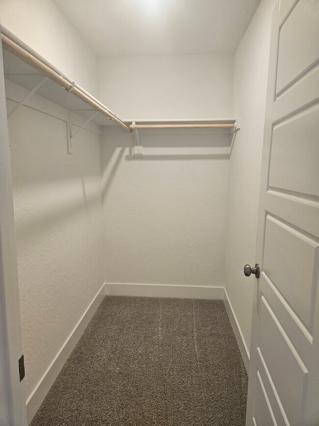 Foto del edificio - COMING SOON! Gorgeous 3/2 Town Home in Clovis with Solar!