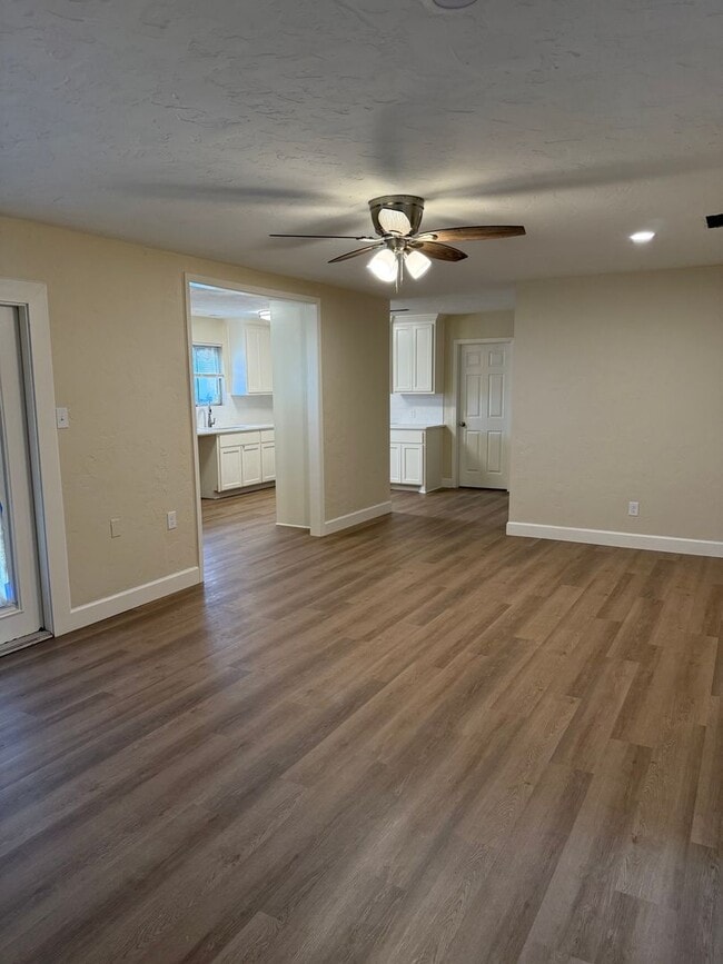 Building Photo - 3/2 Fenced yard PET FRIENDLY PTISD