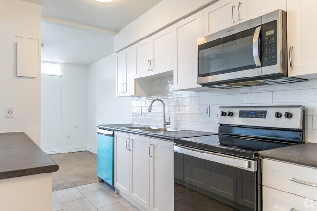 2BR, 1BA - 1072SF - Cuisine - 3434 Eglinton Avenue East