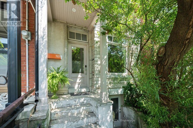 Building Photo - 722 Adelaide St W