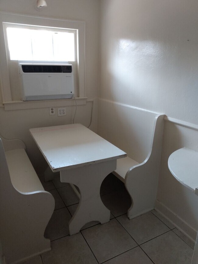 Foto del edificio - 1 Bedroom, 1 Bath Duplex in Hanford