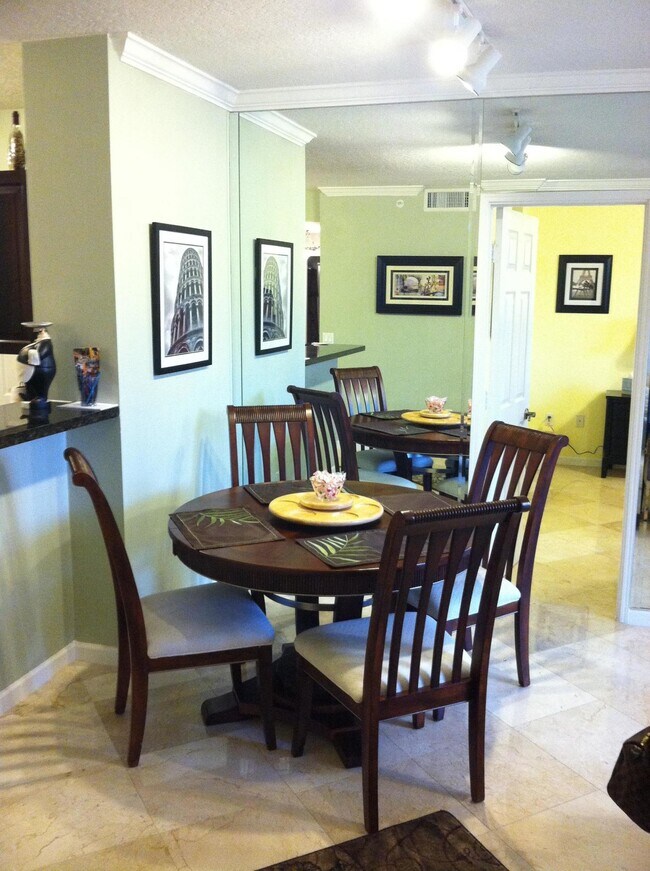 Building Photo - 580 S Sapodilla Ave