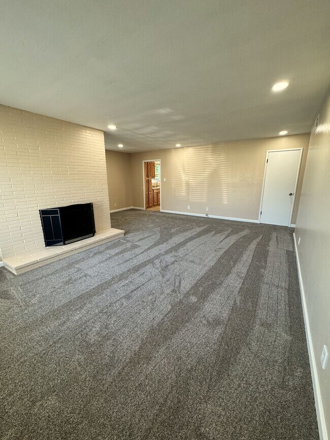 Building Photo - Newly Renovated 3-Bedroom Home with Spacio...