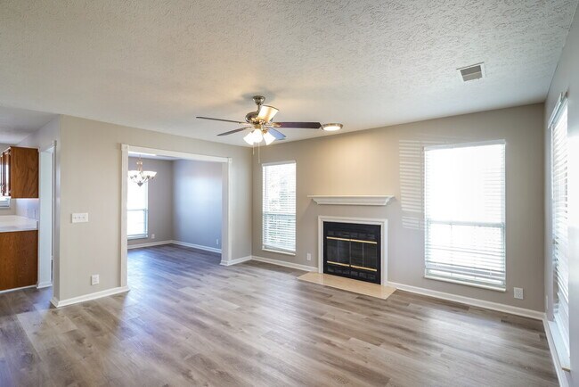 Foto del edificio - 3106 Creekview Ln