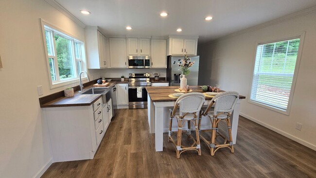 Building Photo - Brand new 2/2 trailer for rent