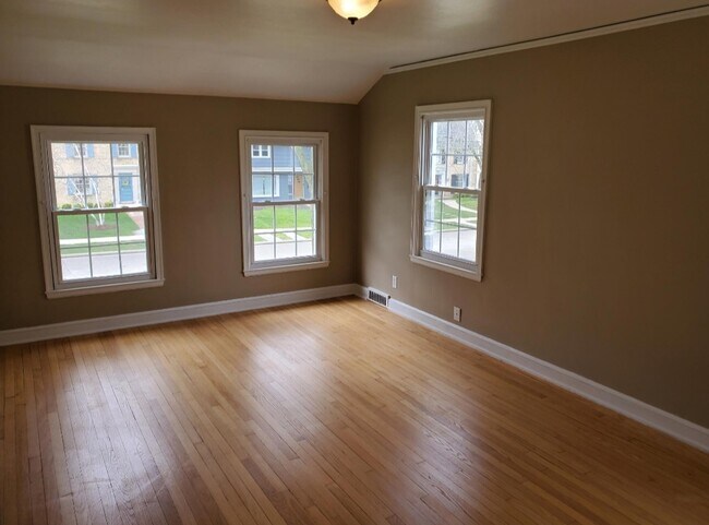 Building Photo - 4406 N Wildwood Ave