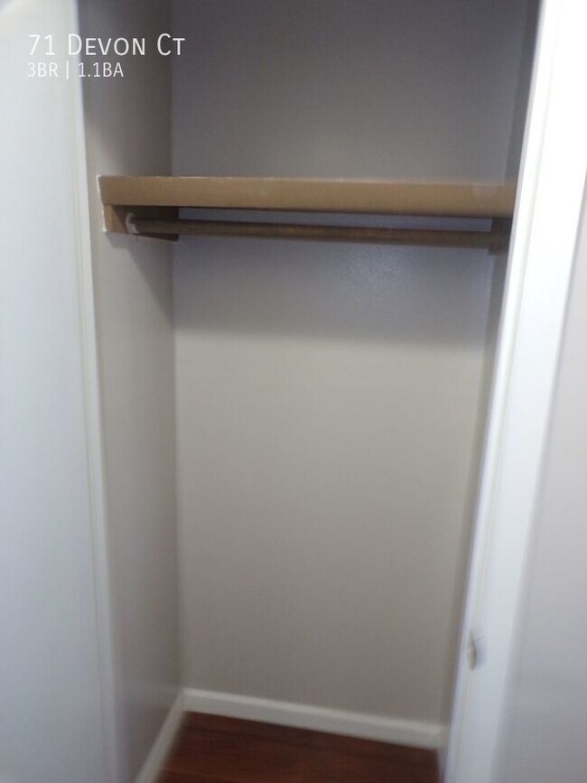 Building Photo - Devon Ct Three Bedroom Townhome with Laundry