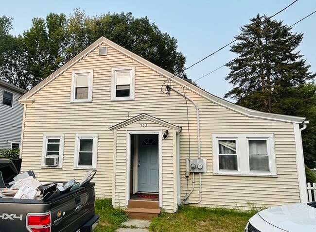 Building Photo - 733 Pleasant St