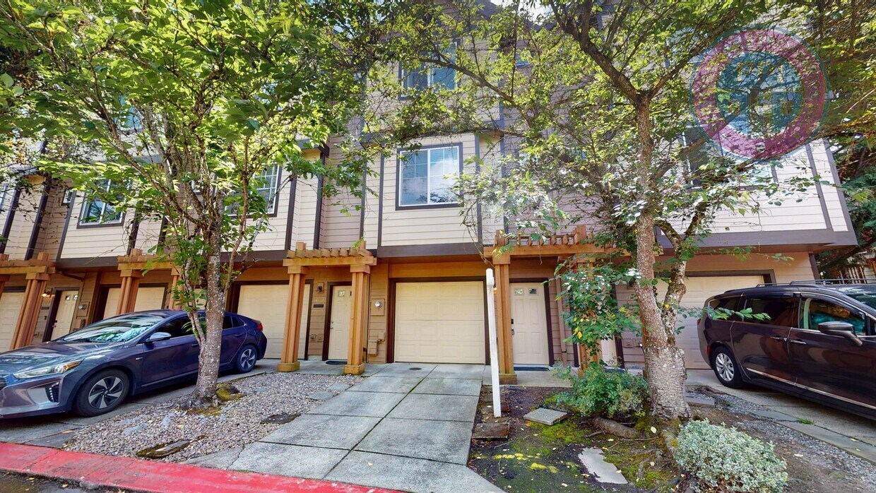 Prime Location, Directly Across From Nike Headquarters! Beautiful Townhouse, Two En-Suites, Centr... - Prime Location, Directly Across From Nike Headquarters! Beautiful Townhouse, Two En-Suites, Centr...