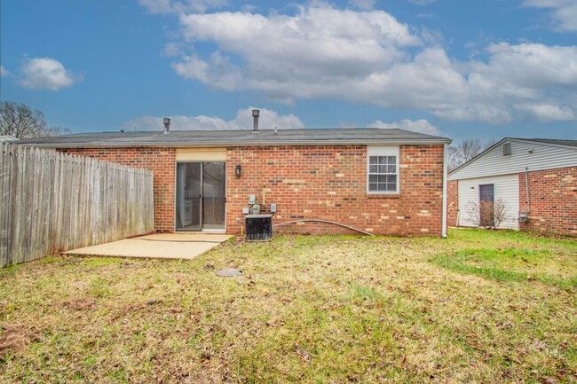 Building Photo - Great - 2 BEDROOM - Bright Open Floor Plan !!