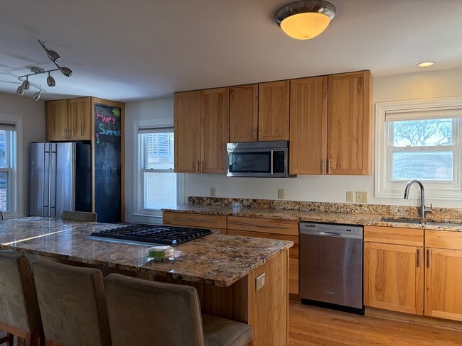 Building Photo - 934 W Shore Dr