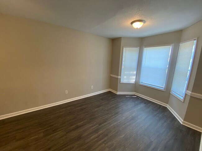Building Photo - FIRST MONTHS RENT FREE!