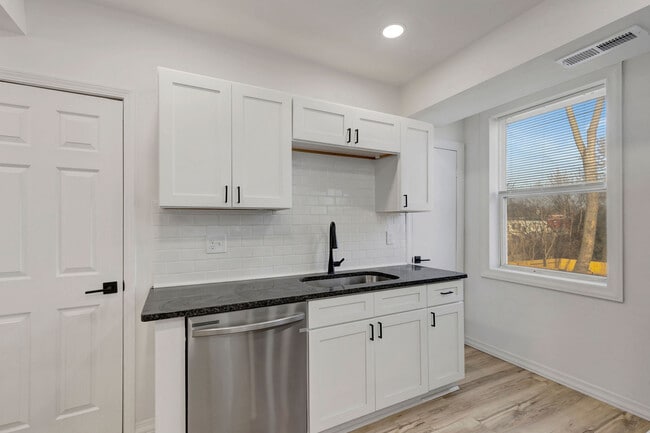 Building Photo - 422 Watkins St