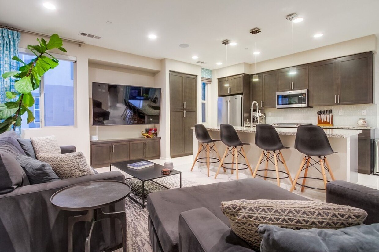 Foto principal - Stunning 3-bed, 3-bath townhome with bonus...