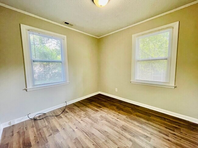 Building Photo - 2115 Double Oaks Rd