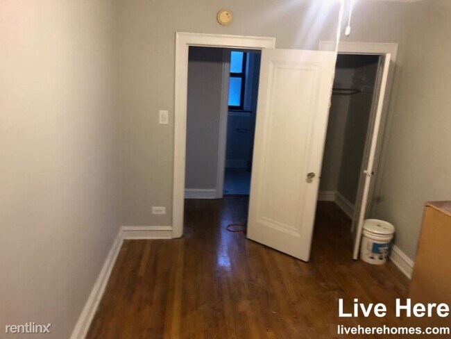 Building Photo - 1 br, 1 bath Condo - 3148 W Belle Plaine Ave