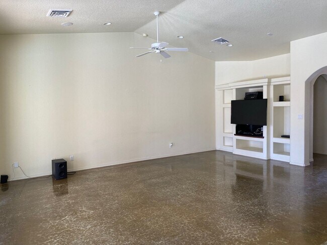 Building Photo - 4 Bedroom - 4 Bath Pool Home