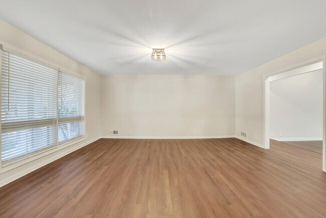 Foto del edificio - 1939 Cedar Canyon Dr NE