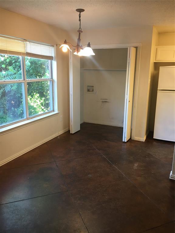 Building Photo - 523 Oakwood Ln