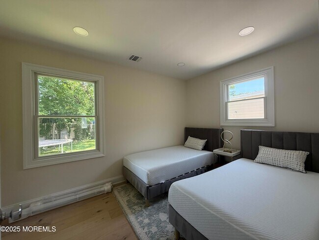 Foto del edificio - 977 Woodgate Ave
