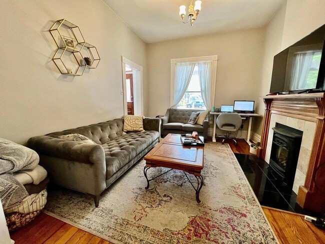 Building Photo - Charming 3BD, 2BA Highlands Square Home wi...
