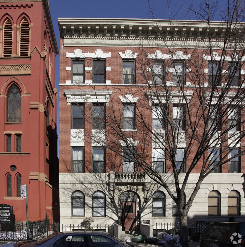 Building Photo - 159 Milton St