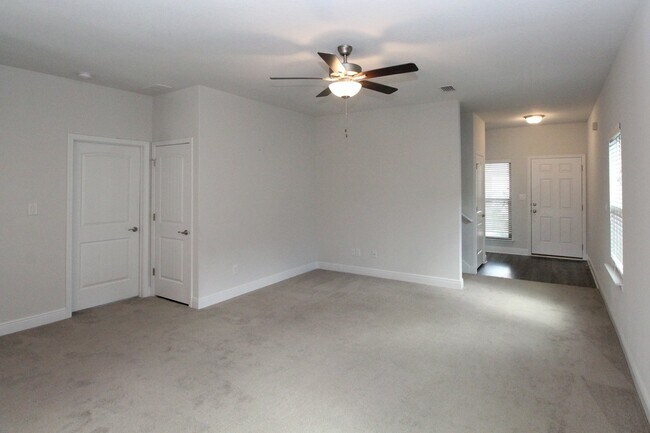 Building Photo - Newer 4 bed 2.5 bathroom home in Southwest...