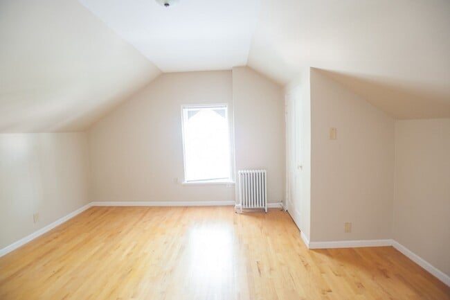 Building Photo - $1145-1 BD/1BA w Heat near Brady*** HALF O...