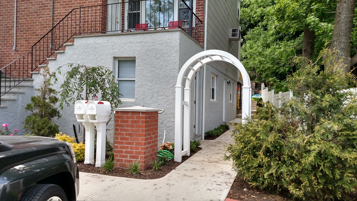 Primary Photo - 433 Park View Ave