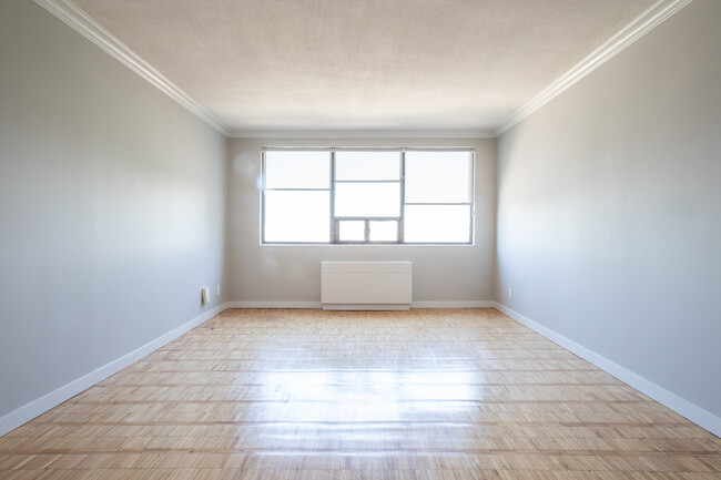 Building Photo - Yonge Bloor Studio Apartment - *3 Months F...