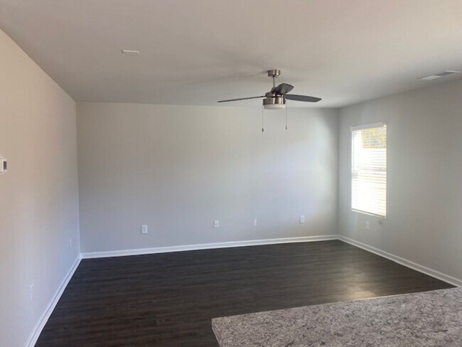 Foto del edificio - Three Bed Two and a Half Bath Townhome for...