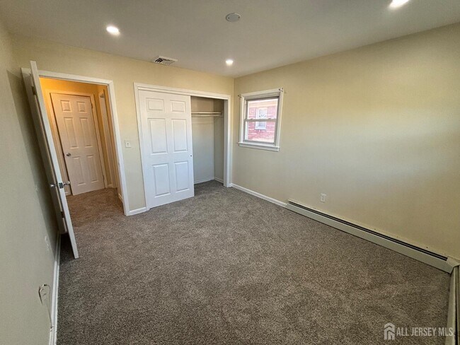 Building Photo - 220 Coolidge St