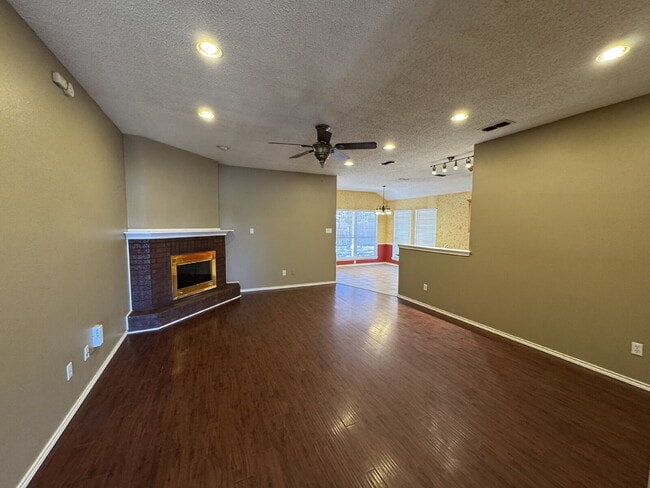 Foto del edificio - House Located On Cul-De-Sac & One Block Fr...