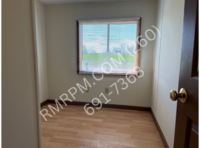 Foto del edificio - 2065 E Lakeside Dr